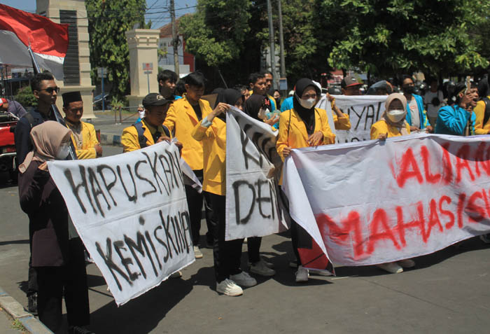 UNJUK RASA: Puluhan mahasiswa dari aliansi BEM Ngawi menggeruduk Pendapa Widya Graha saat pelantikan DPRD Ngawi periode 2024 &ndash; 2029, Senin (26/8).