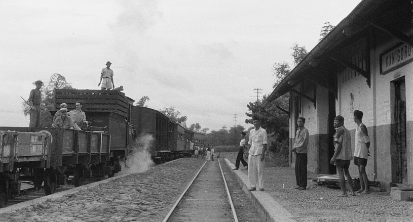 KENANGAN: Foto lawas KA Madiun-Ponorogo nalika mandheg ing Stasiun Kanigoro taun 1949. (WIKIPEDIA)