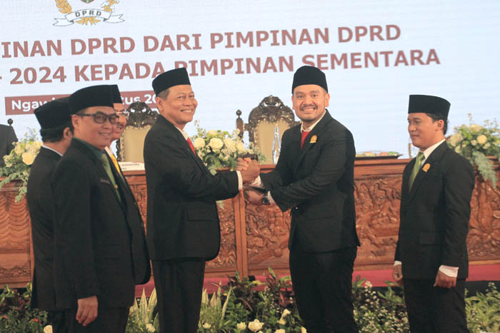 SERAH-TERIMA: Heru Kusnindar memberikan palu sidang ke Feligia Agit Hendiadi sebagai ketua DPRD Ngawi sementara, Senin (26/8).