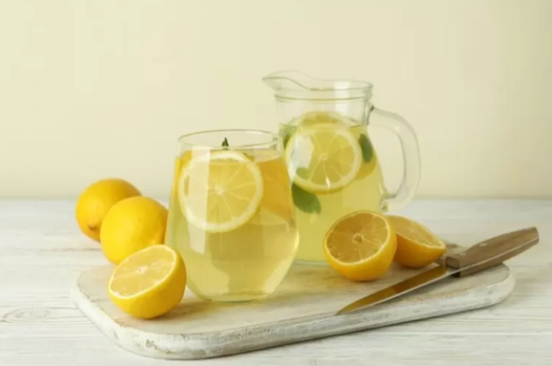 Ilustrasi air lemon hangat (JAWAPOS.COM)