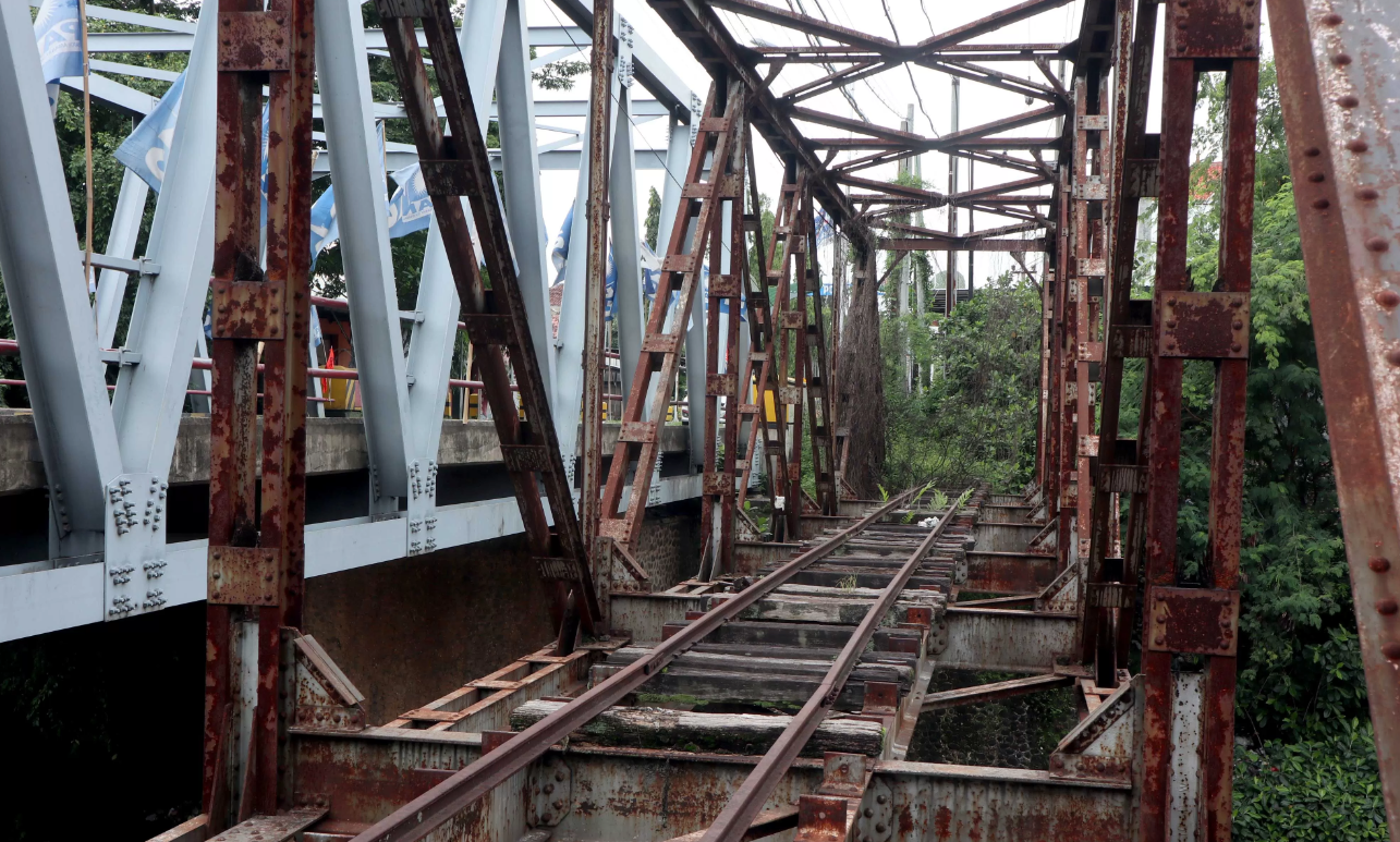 SEJARAH PANJANG: Sisa rel kereta jalur Madiun-Ponorogo, di sebelah Jembatan Mlilir. (DOKUMEN RADAR MADIUN)
