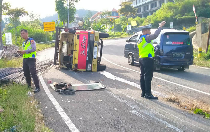 TERGULING: Truk bermuatan besi beton terguling di tingkungan Payung masuk Kelurahan/Kecamatan Plaosan, Magetan, Senin (26/8) sore.