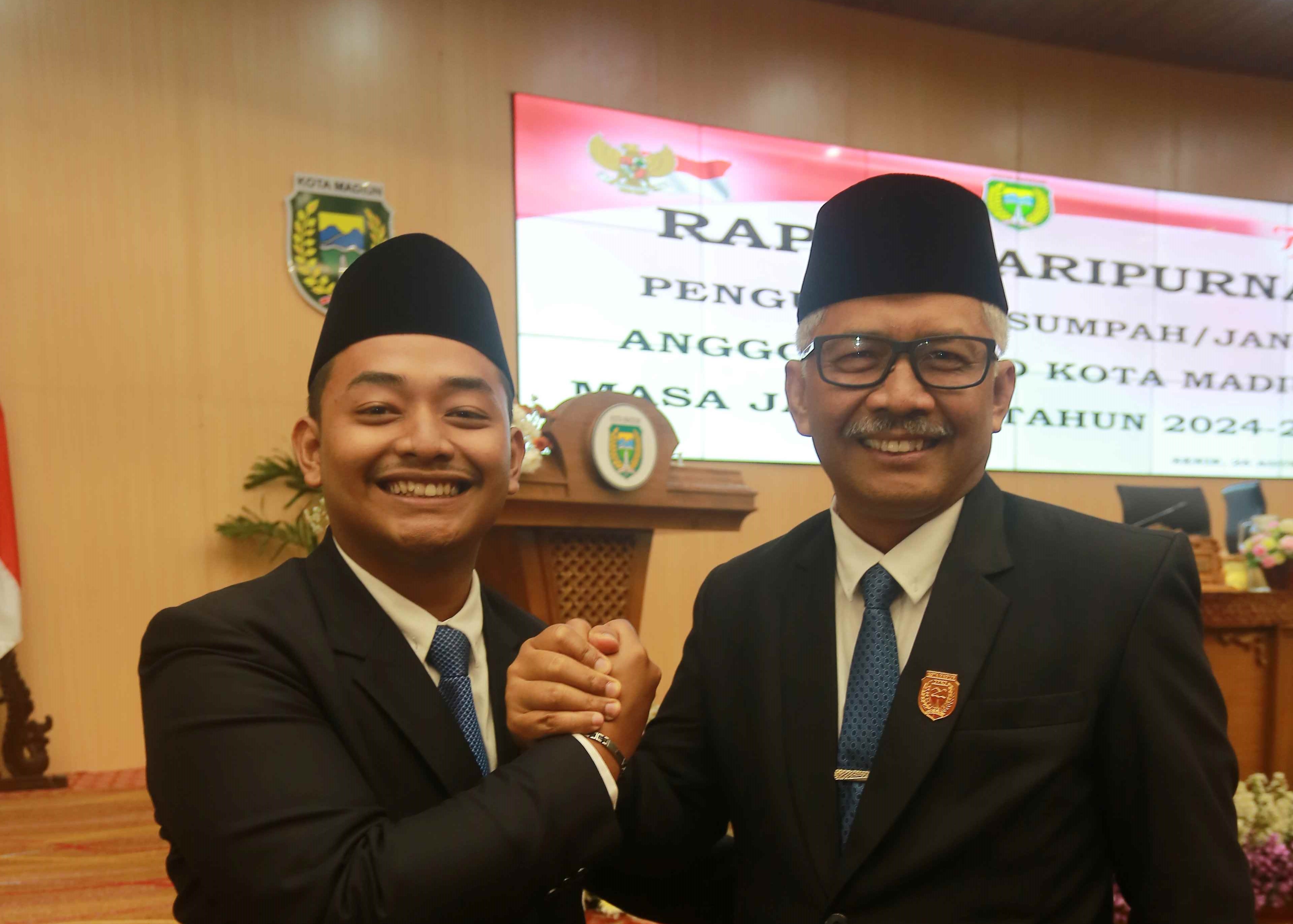 BAPAK DAN ANAK: Istono bersama Ganet Ringga Vabella usai dilantik sebagai anggota DPRD Kota Madiun, Senin (26/8).&nbsp;(BAGAS BIMANTARA/RADAR MADIUN)