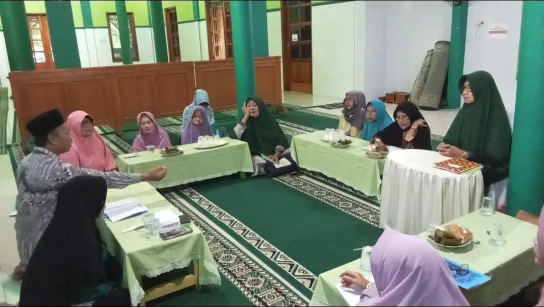 INOVASI: Penyuluh Agama Islam Kemenag Magetan Wasis Eka Susila dalam kegiatan pembelajaran membaca Al Quran bagi para lansia di Masjid Gede Al Ikhlas KUA Kawedanan. (ISTIMEWA)