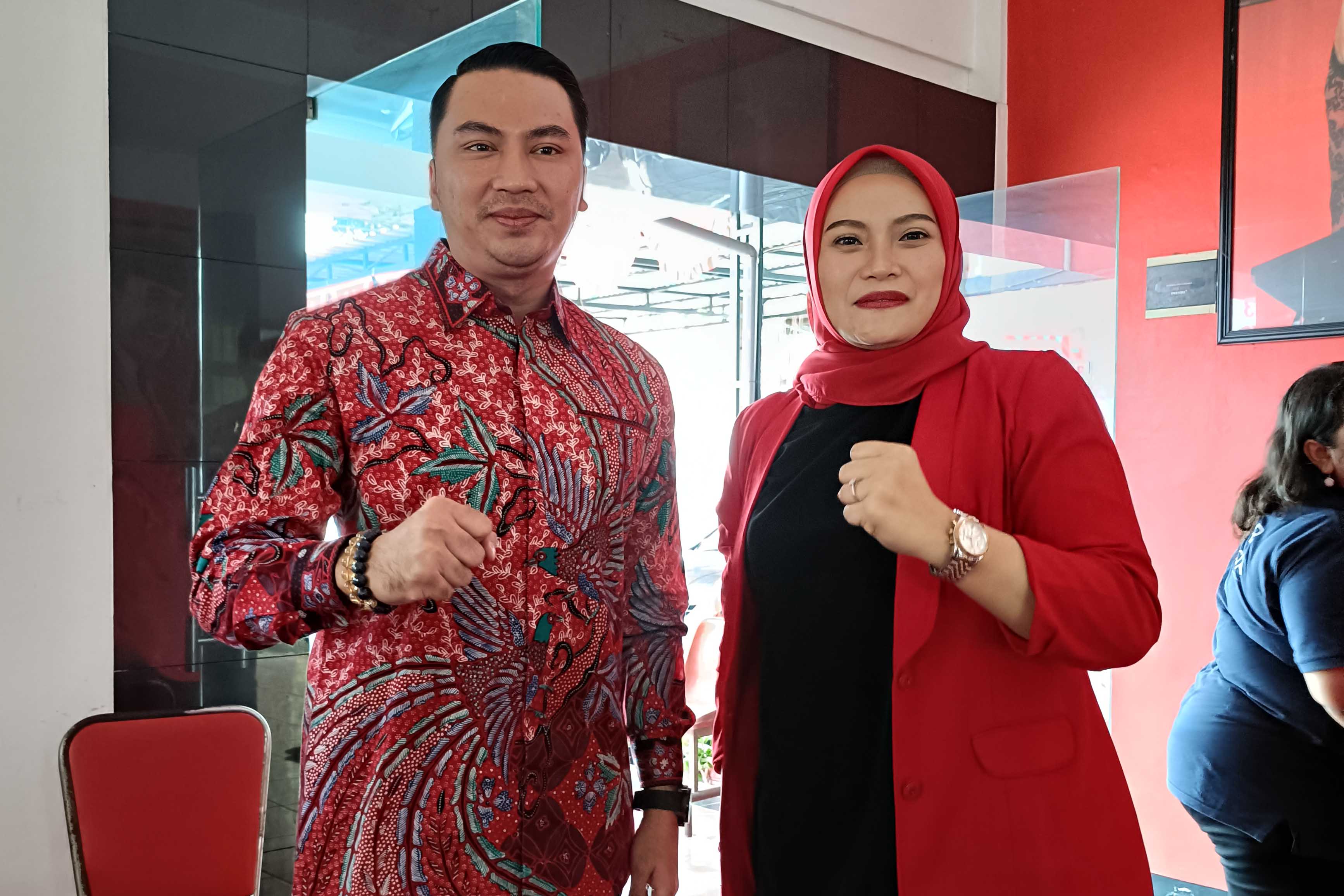 MACUNG: Inda Raya Ayu Miko Saputri dan Aldi Dwi Prastianto di kantor DPC PDIP Kota Madiun, Rabu (28/8). (HENGKY RISTANTO/RADAR MADIUN)