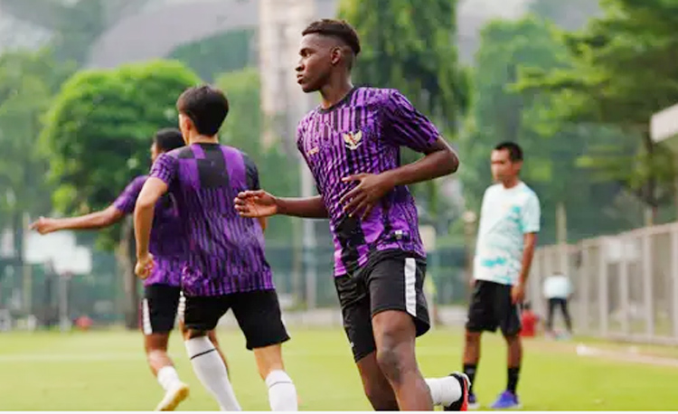 Ousmane Camara saat latihan.