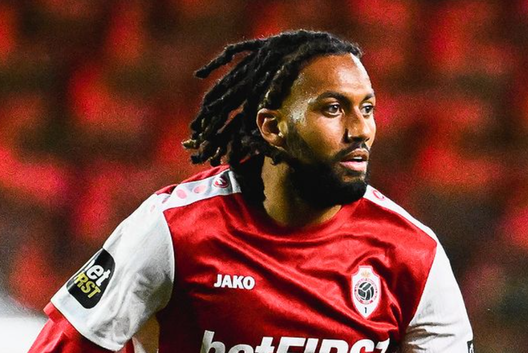 DEBUT: Jairo Riedewald saat bermain untuk Royal Antwerp. Ia membuat gempar warganet karena memasang bendera Indonesia di bio IG. (INSTAGRAM)