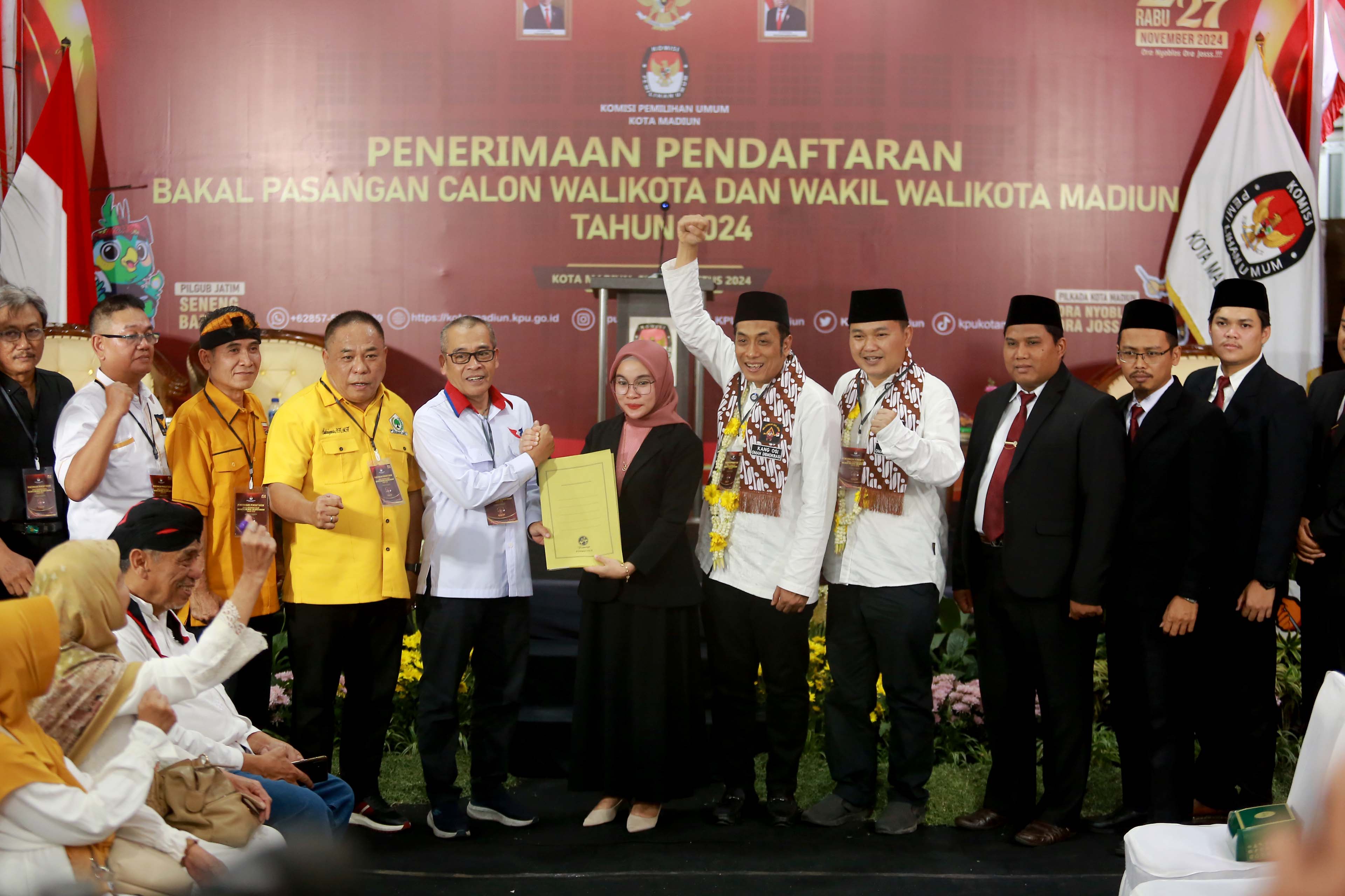 OPTIMISTIS: Pasangan Bonus mendaftarkan diri ke kantor KPU Kota Madiun sebagai paslon bacawali-bacawawali kemarin (29/8). (BAGAS BIMANTARA/RADAR MADIUN)