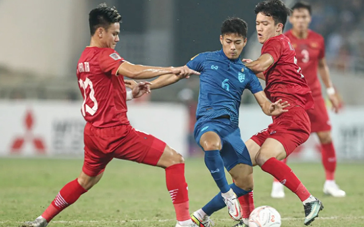 Timnas Vietnam saat berhadapan dengan Thailand di Piala AFF.