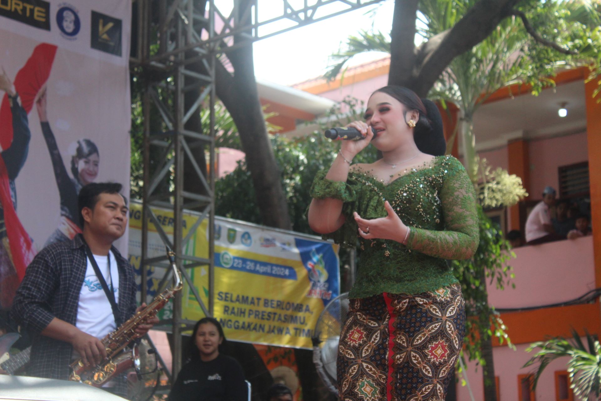 GUEST STAR: Penampilan Niken Salindry saat membuka acara dengan menyanyikan lagu berjudul Dadi Siji menambah semarak peringatan HUT Ke-23 SMKN 1 Wonoasri.&nbsp;(ABRIANTO WIBOWO/RADAR MADIUN)