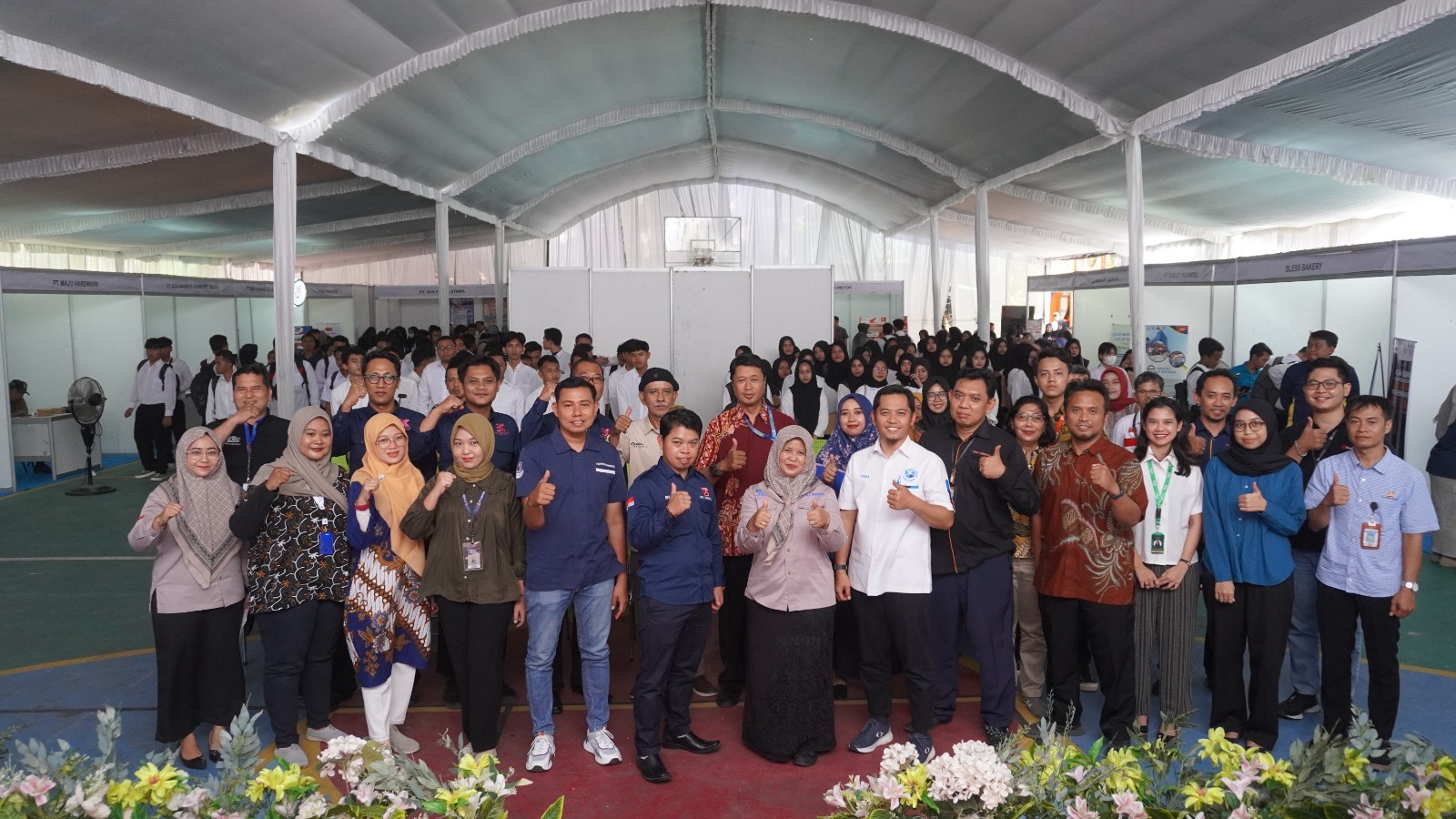 ANTUSIAS: Kegiatan Job Fair yang diadakan SMKN 1 Wonoasri yang melibatkan 23 perusahaan dan diikuti ratusan pencari kerja.&nbsp;(ABRIANTO WIBOWO/RADAR MADIUN)