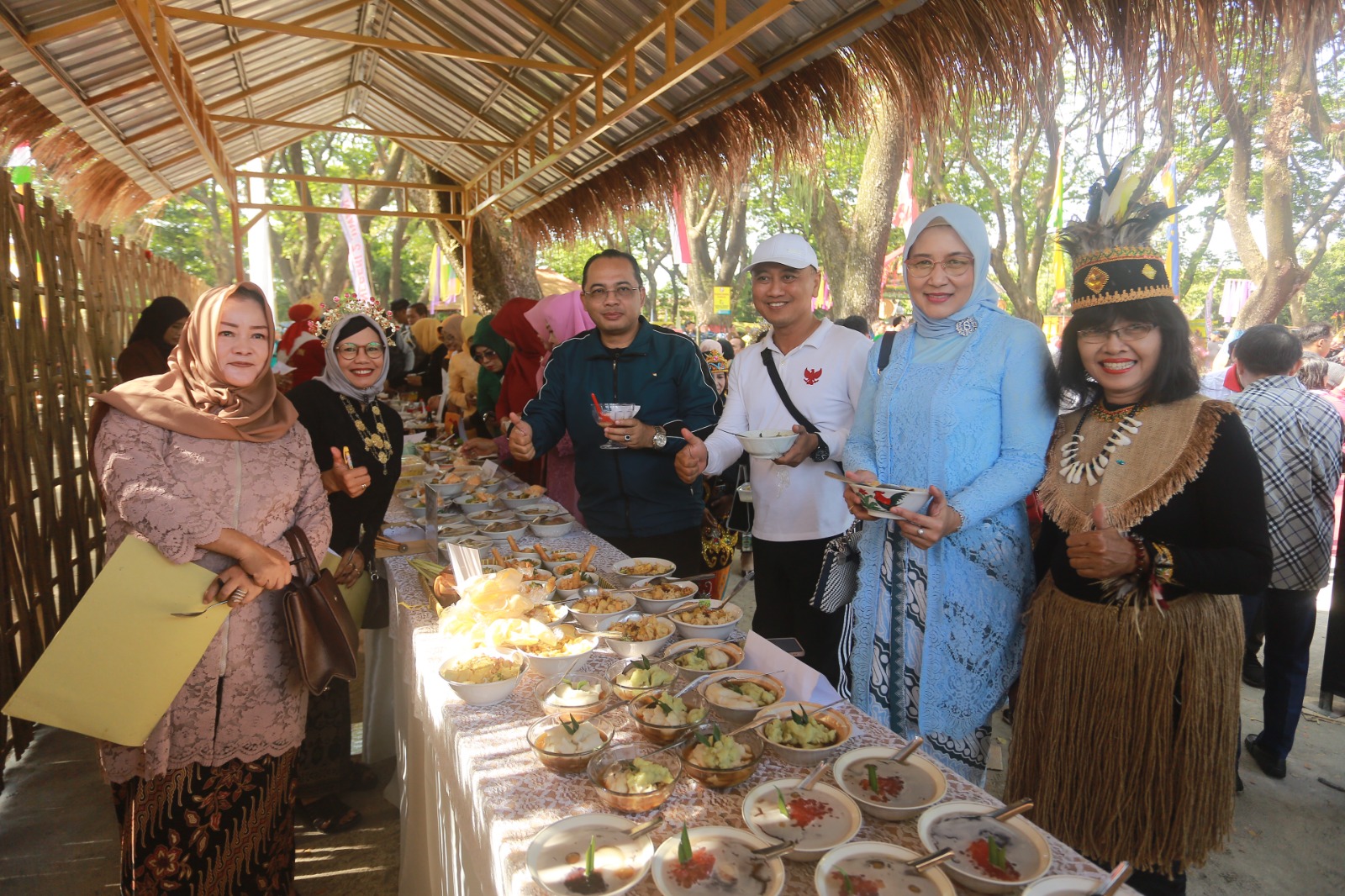 ENAK: Pj Wali Kota Madiun Eddy Supriyanto saat mencicipi berbagai jenis bubur yang tersjadi di Festival Bubur Nusantara di Ngrowo Bening Edupark kemarin (30/8). (BAGAS BIMANTARA/JAWA POS RADAR MADIUN)