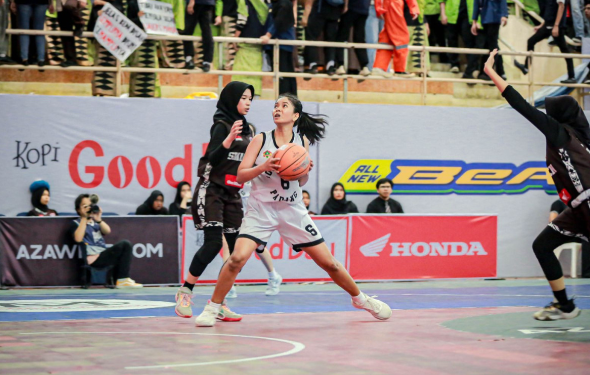 PANTANG MENYERAH: Aksi putri Don Bosco berhadapan dengan SMAN 10 Padang, dalam Honda DBL with Kopi Good Day 2024 West Sumatera. (DBL)