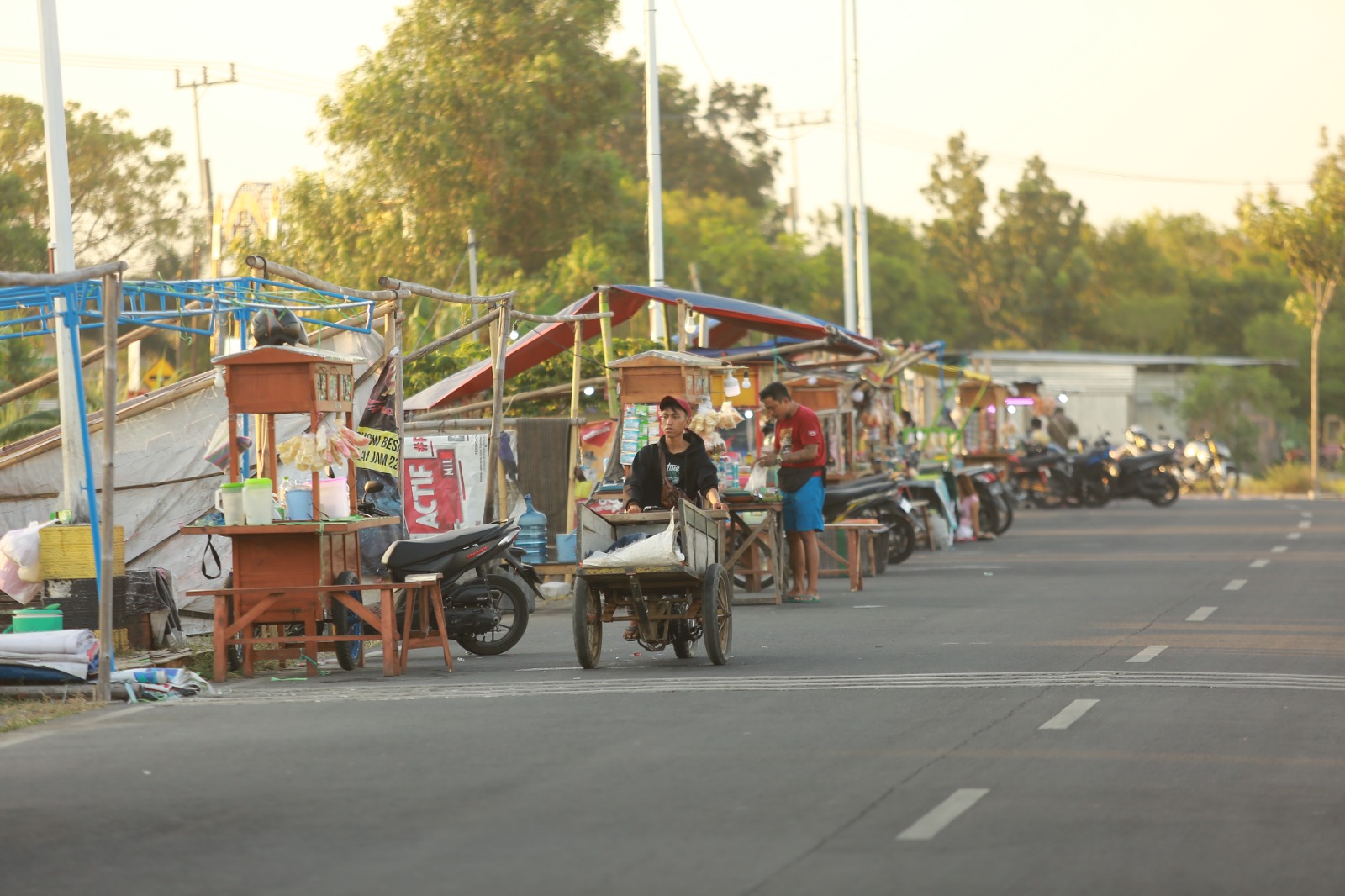 UPAYA PENATAAN: Pj. Wali Kota Madiun memberikan sambutan dalam sosialisasi perda terkait penataan PKL di Jalan Sentot Prawirodirjo. (BAGAS BIMANTARA/JAWA POS RADAR MADIUN )