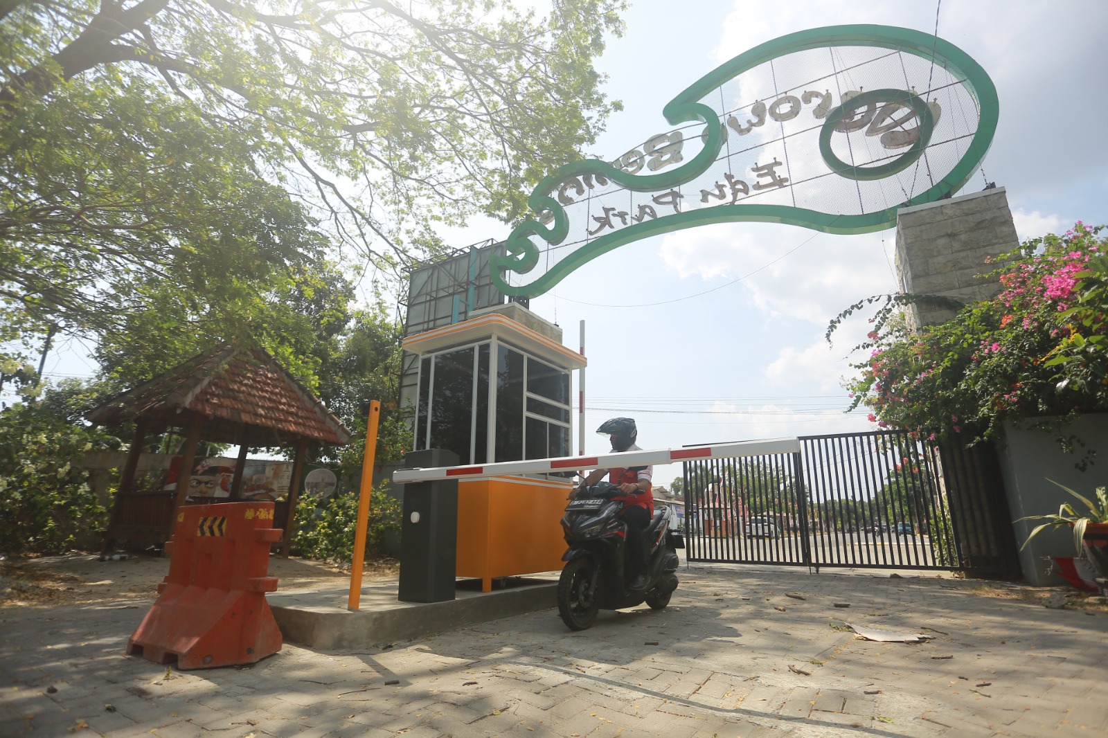PORTAL: Perumda Tirta Taman Sari Kota Madiun memberlakukan tarif parkir DI Ngrowo Bening Edupark mulai kemarin (31/8). (BAGAS BIMANTARA/JAWA POS RADAR MADIUN)