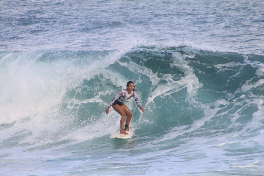 BERPRESTASI: Surfer putri andalan Pacitan Salini Rengganis tergabung dalam kontingen Jatim dalam PON XXI Aceh-Sumut bersama surfer putra asal Pacitan Setiawan Riyan Pratama. (SALINI FOR RADAR PACITAN)