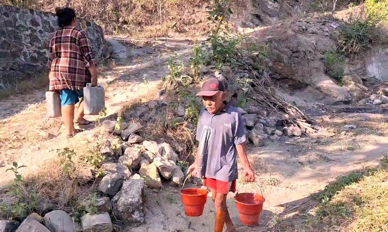 TERDAMPAK KEKERINGAN : Sejumlah warga di Desa Kerek, Ngawi, minta air ke tetangga sejak tiga pekan belakangan.