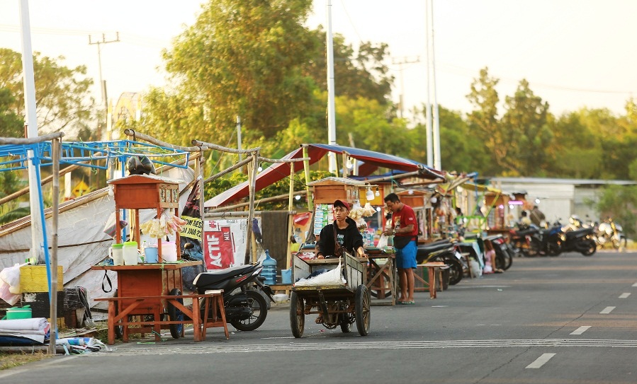 SEMRAWUT: Pemkot Madiun bakal nertibake lapak lan PKL kulineran ing Jalan Sentot Prawirodirjo. (RADAR MADIUN)