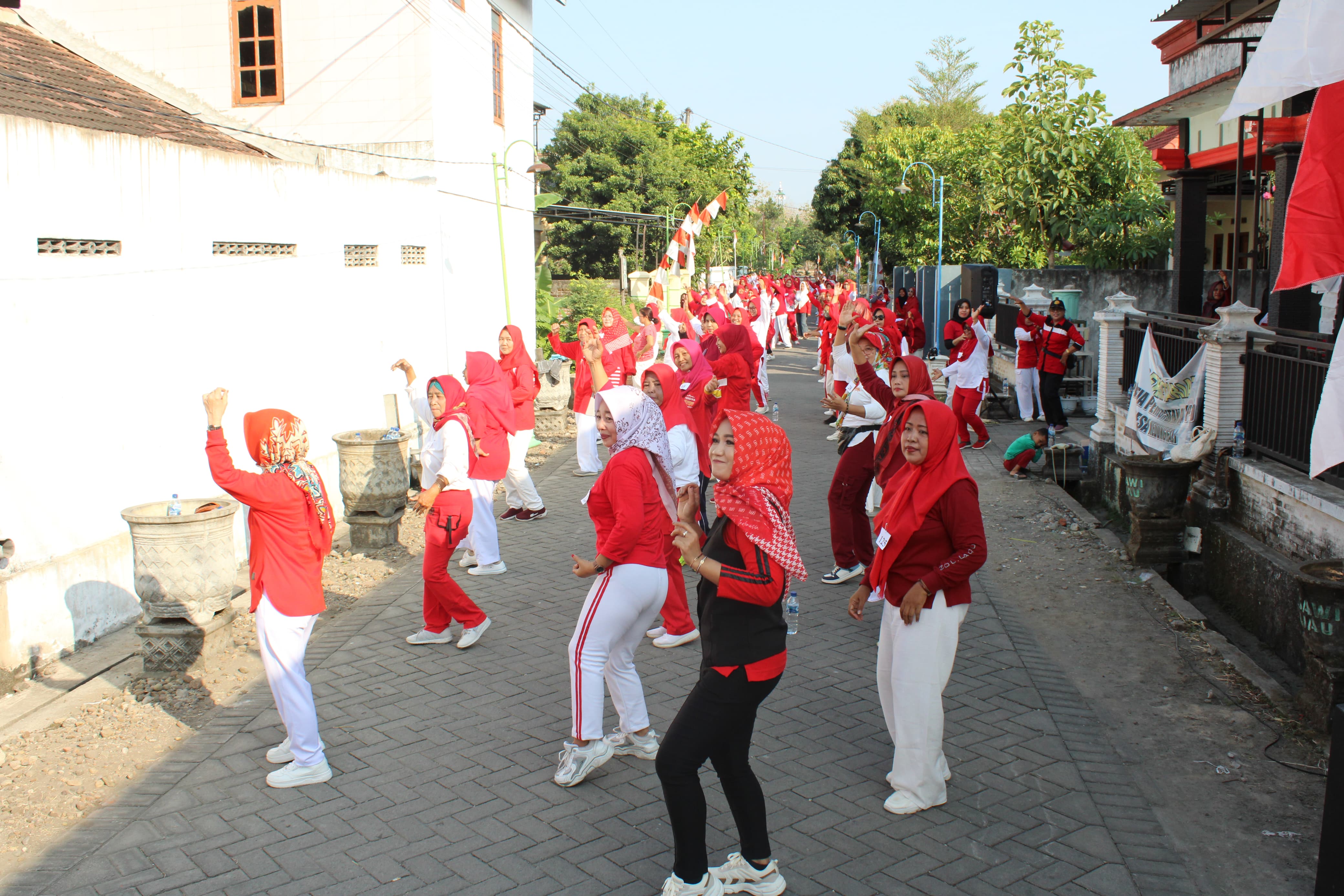 AEROBIC: Ibu-ibu PKK se-Desa Kedunggalar mengikuti senam aerobik memperingati HUT ke-79 RI. (PEMDES KEDUNGGALAR)
