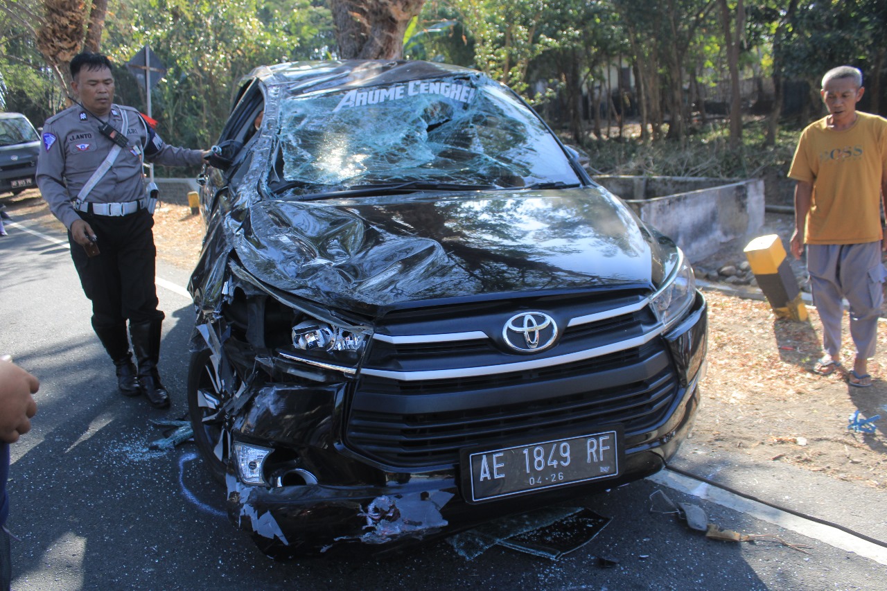 RINGSEK: Kondisi bodi bagian depan Innova Reborn yang ringsek usai menabrak sepeda motor di barat SPBU Baron, Magetan, Senin (2/9).