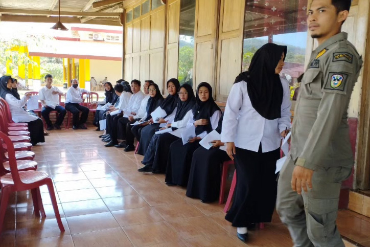 TUNGGU GILIRAN: Suasana seleksi CPNS Pemkab Pacitan pada tahun 2023 lalu. (DOKUMEN RADAR MADIUN)