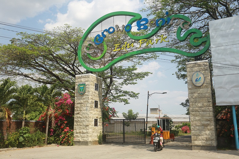 WURUNG: PDAM Tirta Taman Sari Kota Madiun ngundur ngetrepake parkir portal ing Ngrowo Bening Edupark. (BAGAS BIMANTARA/RADAR MADIUN)