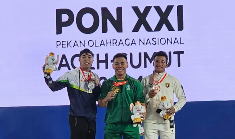 Eko Yuli Irawan yang berjaya di kelas 67 kg putra.