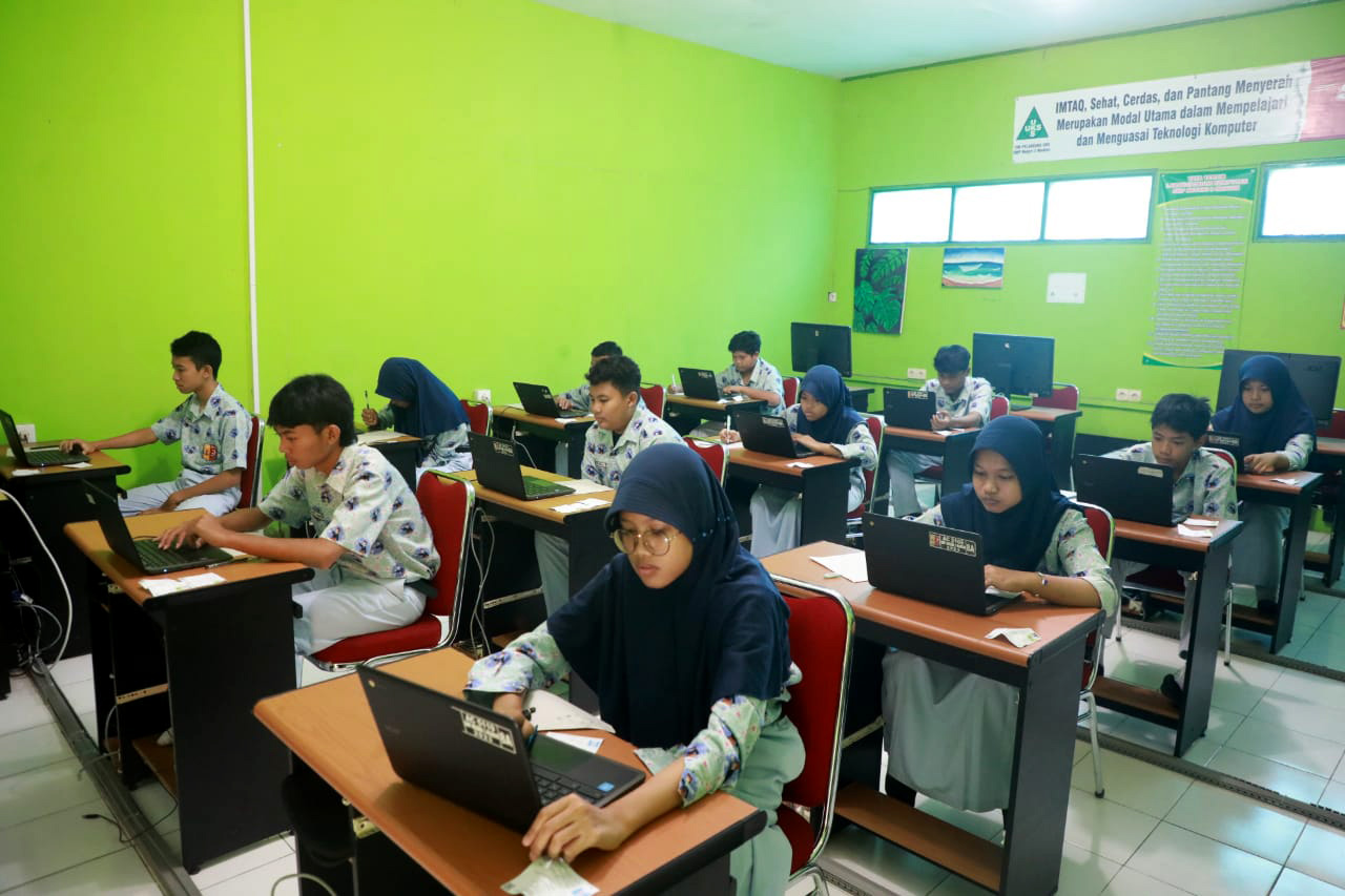 SIMULASI: Seluruh siswa kelas VIII di 23 SMP yang berada di Kota Madiun bakal menghadapi ANBK pada 11&ndash;12 September.&nbsp;(DISKOMINFO KOTA MADIUN)