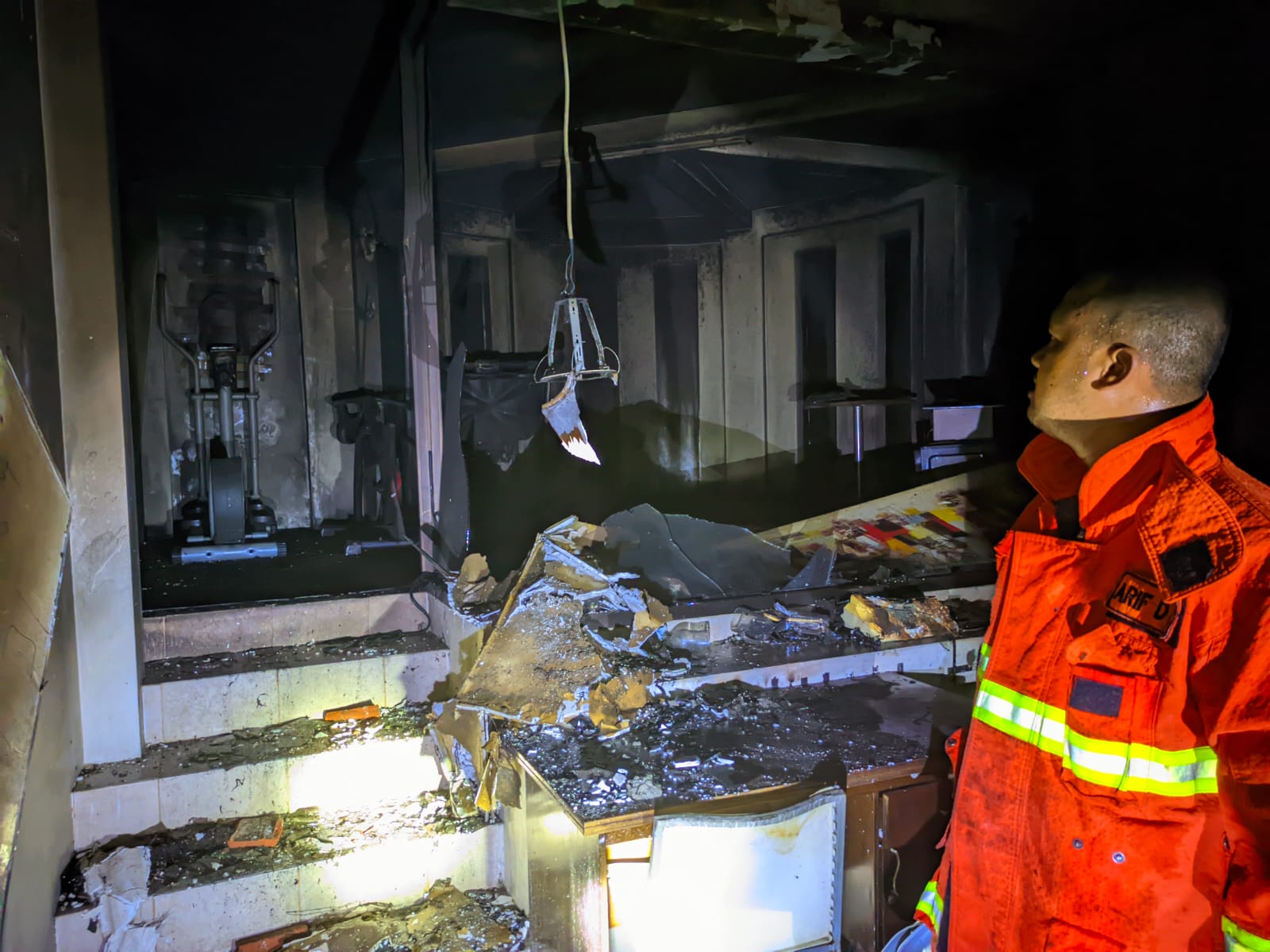 GERAK CEPAT: Petugas Satpol PP dan Damkar Kota Madiun melakukan proses pendinginan di ruang office yang berada di lantai dua I Club dini hari tadi (6/9). (DAMKAR UNTUK RADAR MADIUN)