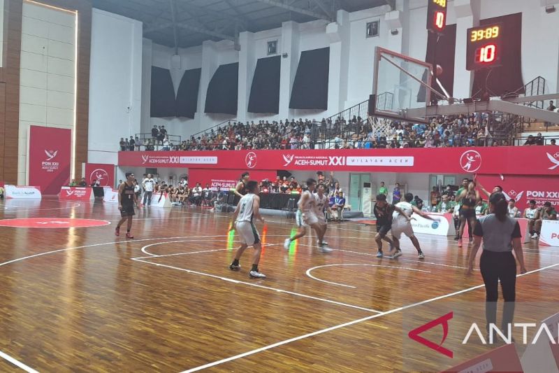 KE SEMIFINAL PON XXI: Tim basket putra Jawa Timur (Jatim) mengalahkan Sulawesi Selatan di Gor Harapan Bangsa, Banda Aceh, Kamis (5/9) malam. (ANTARA)