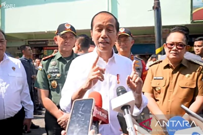 DUKUNG TIMNAS: Presiden Joko Widodo (Jokowi) mengantuk usai nonton Timnas Indonesia vs Arab Saudi, Jumat (6/9). (YOUTUBE SETPRES)