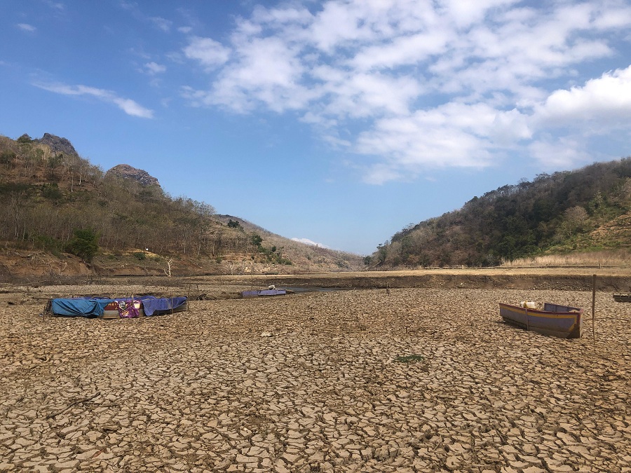 KEKERINGAN: Sungai Keyang, hulu Waduk Bendo di Desa Ngadirojo (Sooko) dan Desa Temon (Sawoo) mengering dampak musim kemarau.