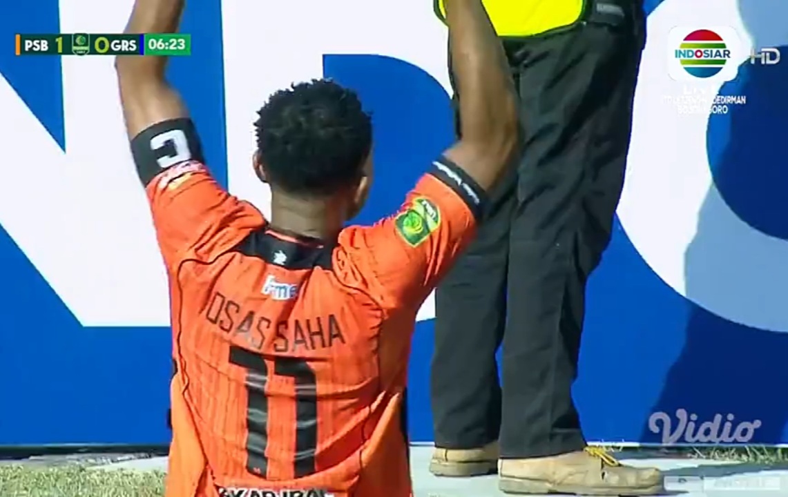 Selebrasi Osas Saha usai cetak gol.