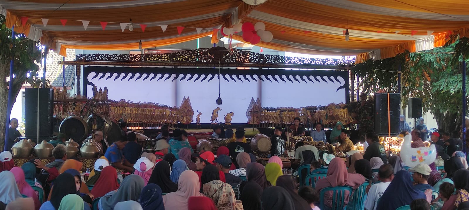 PAGELARAN WAYANG: Pagelaran walang kulit siang hari yang digelar di kantor kepala desa dibawakan seorang dalang perempuan.&nbsp;(SATRIO JATI/RADAR MADIUN)