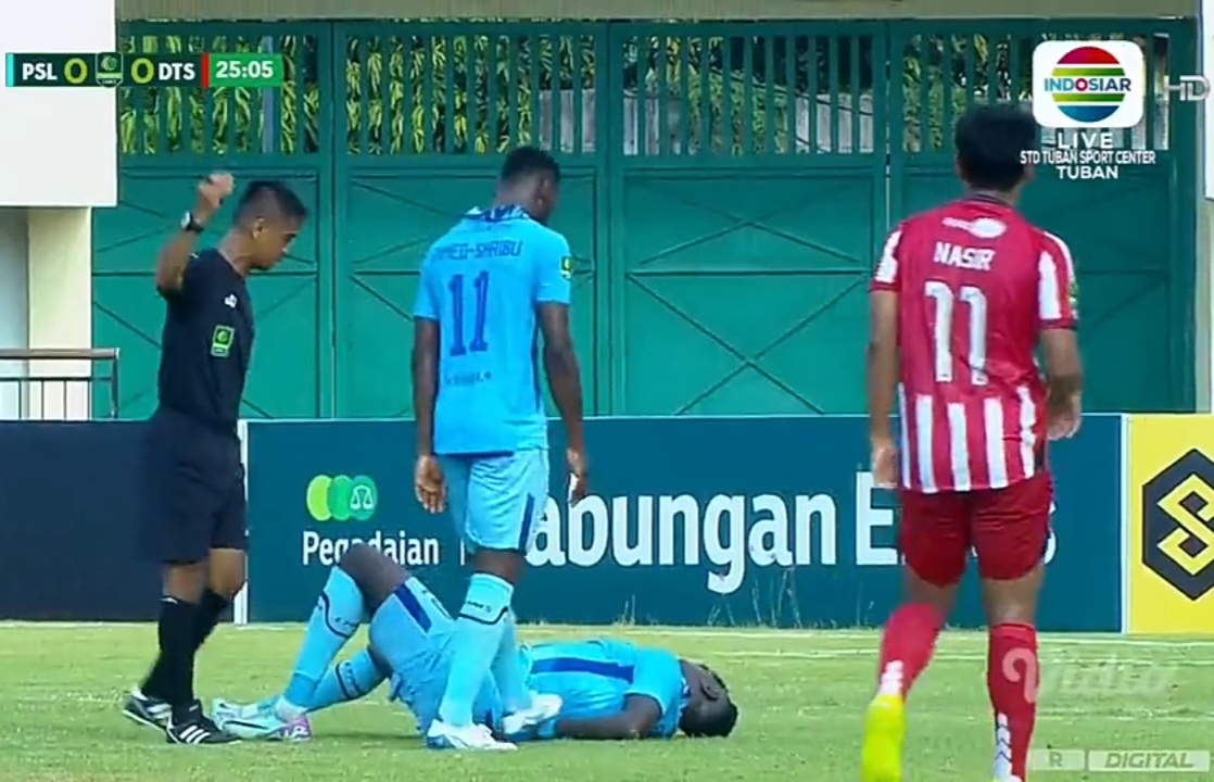 Persela tertinggal 0-1 di babak pertama.