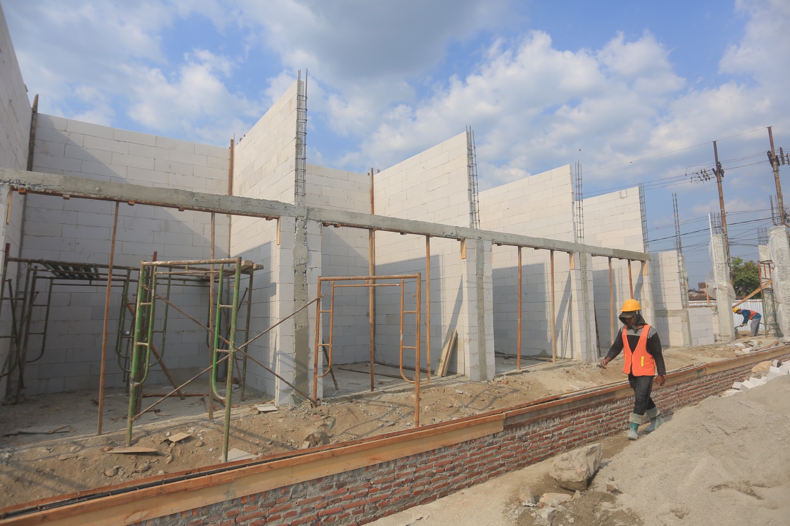 INFRASTRUKTUR: Aktivitas terkini proyek revitalisasi Pasar Pancasila di Jalan Mayjend Sungkono. (BAGAS BIMANTARA/JAWA POS RADAR MADIUN)