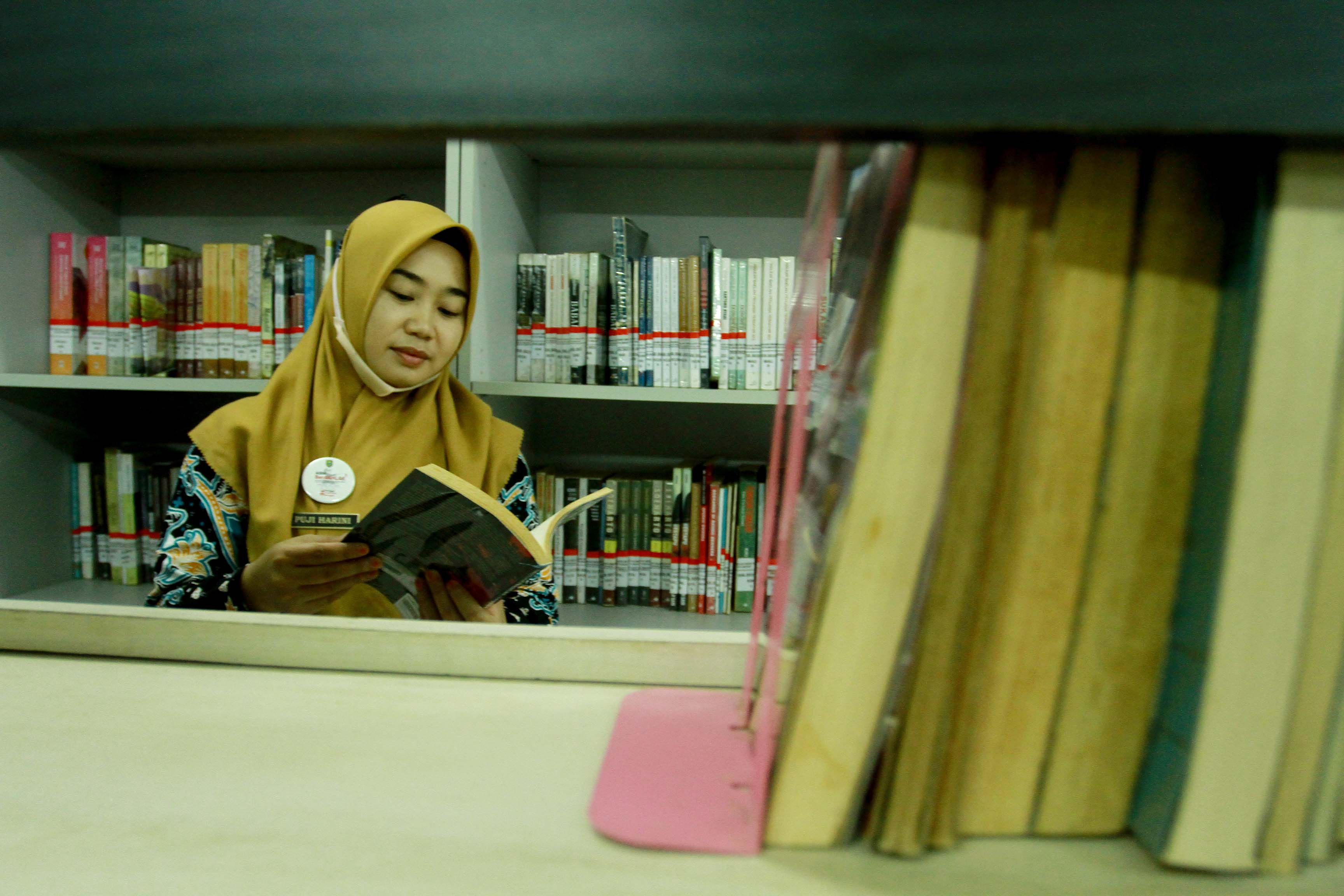 MEMBACA: Suasana salah satu perpustakaan di Kota Madiun. (BAGAS BIMANTARA/RADAR MADIUN)