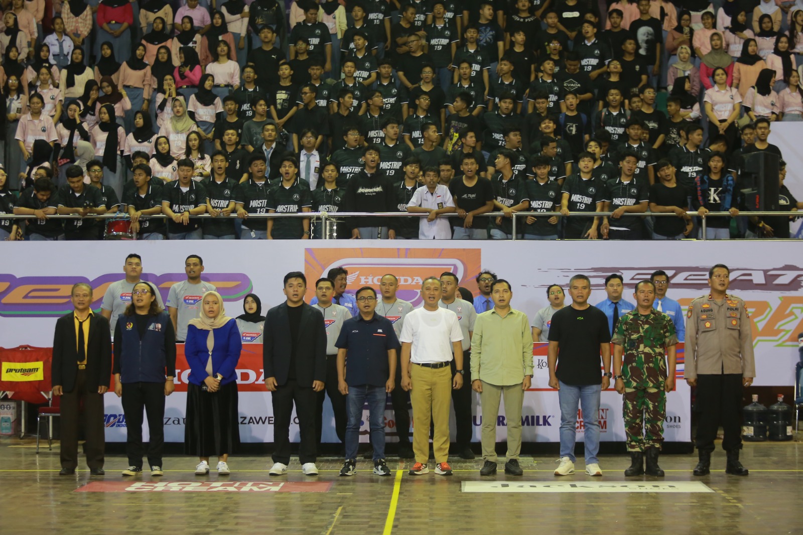 MERIAH: Ketum Perbasi Kota Madiun Bagus Panuntun, Kepala Disbudparpora Kota Madiun Agus Purwowidagdo, saat seremoni Opening Party Honda DBL with Kopi Good Day 2024 East Java-West di GOR Wilis.