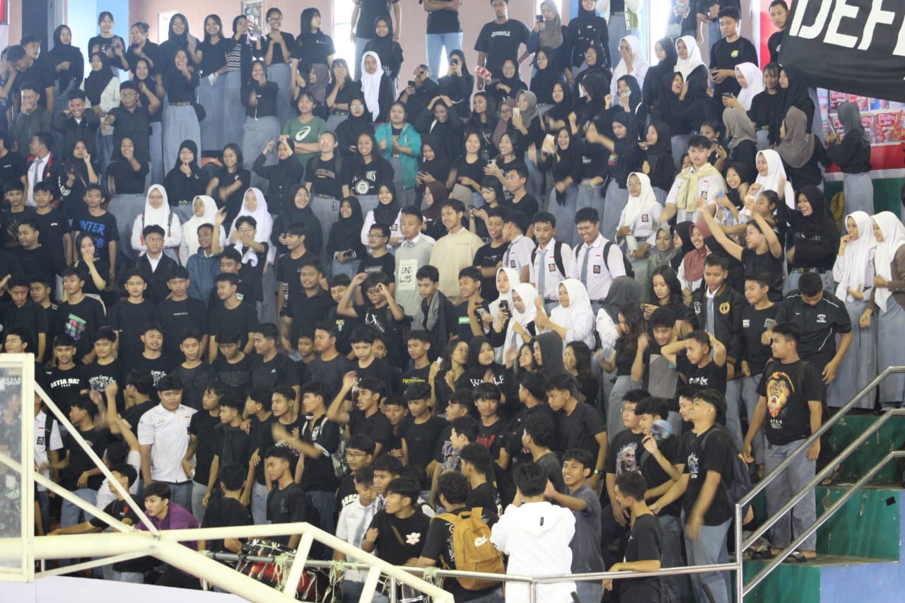 KOMPAK: Suporter SMAN 2 Madiun Tampilkan Dukungan Penuh di Honda DBL with Kopi Good Day 2024. (BAGAS BIMANTARA/RADAR MADIUN)