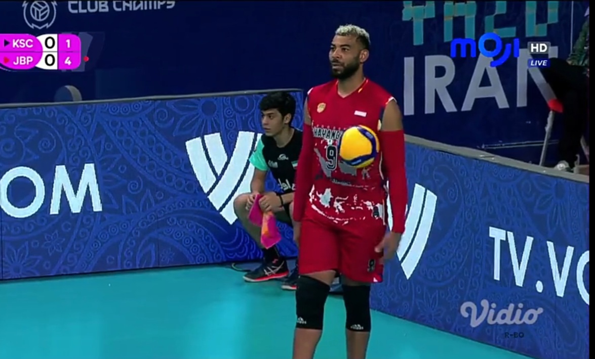 Earvin Ngapeth saat hendak ambil serve.
