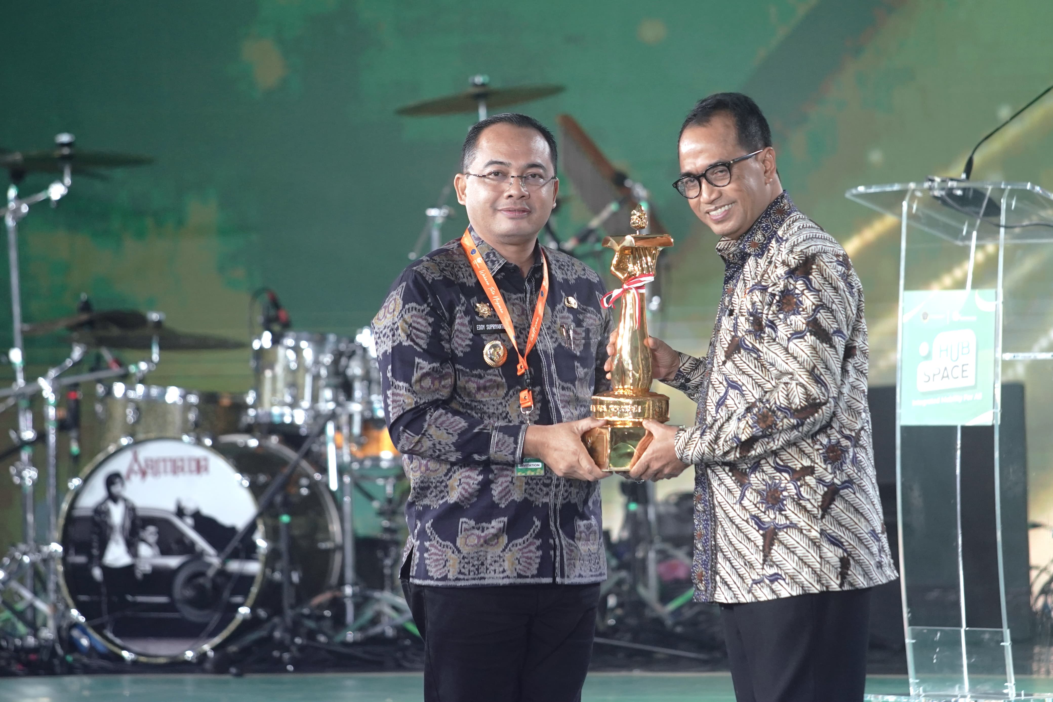 PRESTASI: Penjabat Wali Kota Madiun Eddy Supriyanto (kiri) menerima Piala WTN 2024 dari Menhub Budi Karya Sumadi pada Sabtu (7/9) lalu. (DISKOMINFO UNTUK RADAR MADIUN)