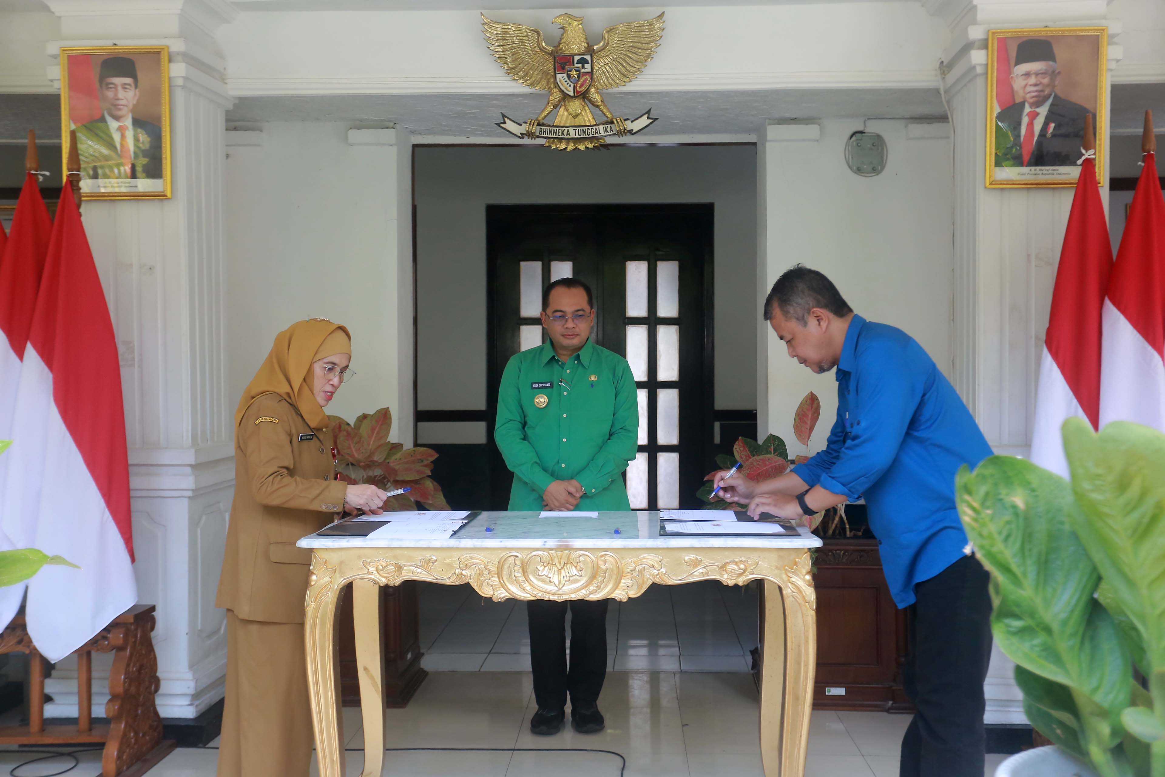 DEAL: Dinsos-PPPA Kota Madiun dengan Dinsos Jatim menandatangani kesepakatan kerja sama pengelolaan pondok lansia di Balaikota Madiun, kemarin (10/9). (BAGAS BIMANTARA/RADAR MADIUN)
