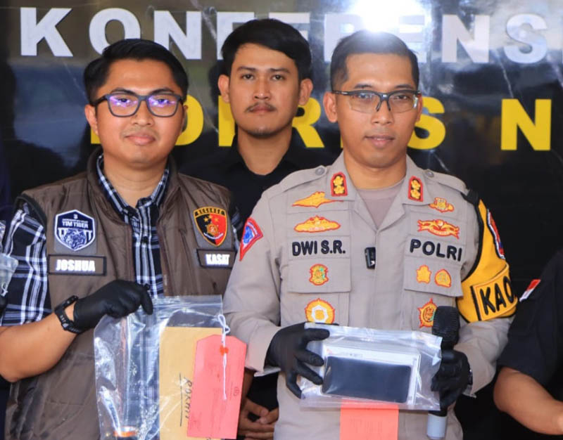 PERS RILIS: Kapolres Ngawi Kapolres Ngawi AKBP Dwi Sumrahadi Rakhmanto menunjukkan handphone yang jadi barang bukti kasus pencurian pengunjung karaoke.