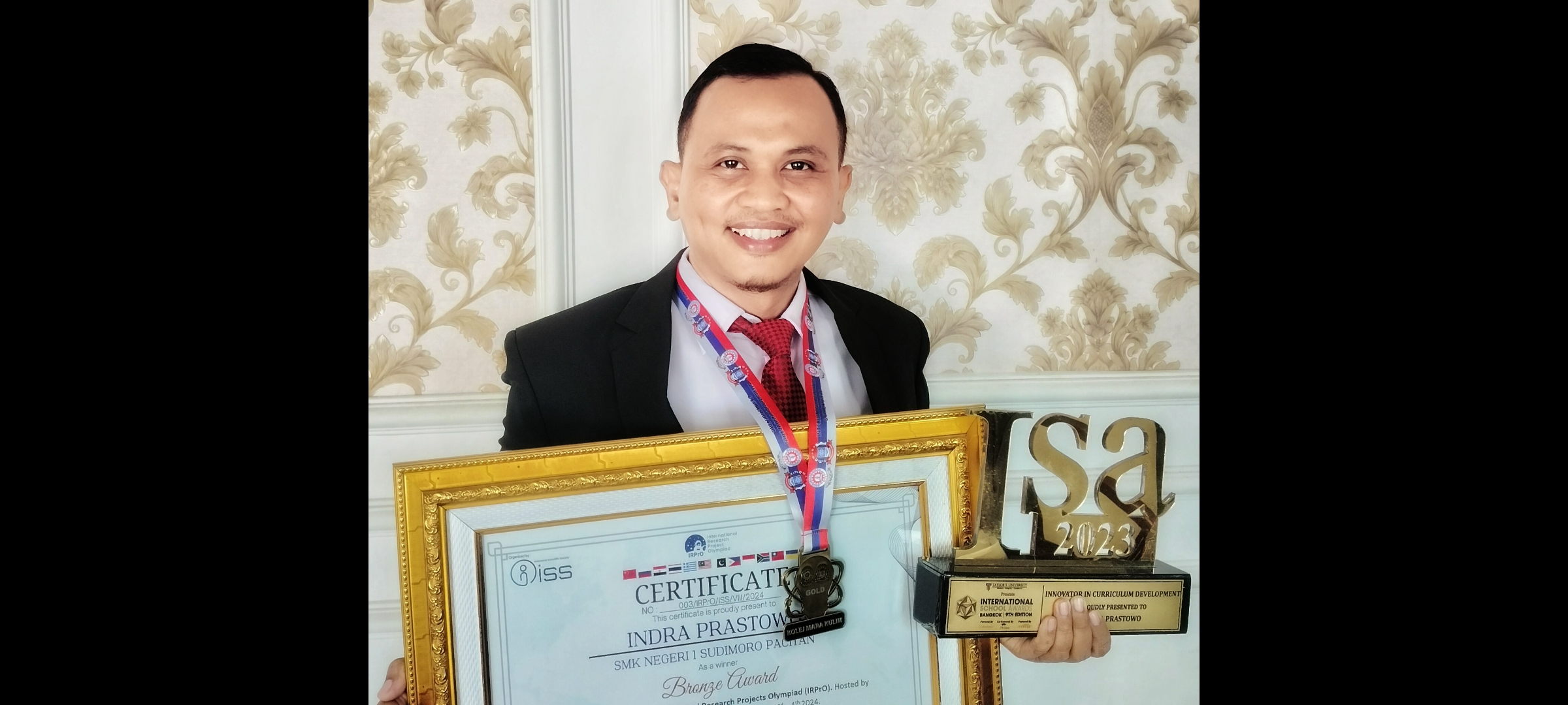 BERPRESTASI: Indra Prastowo menunjukkan beberapa piagam dan piala yang diraihnya. (SUCI OKTA/RADAR PACITAN)