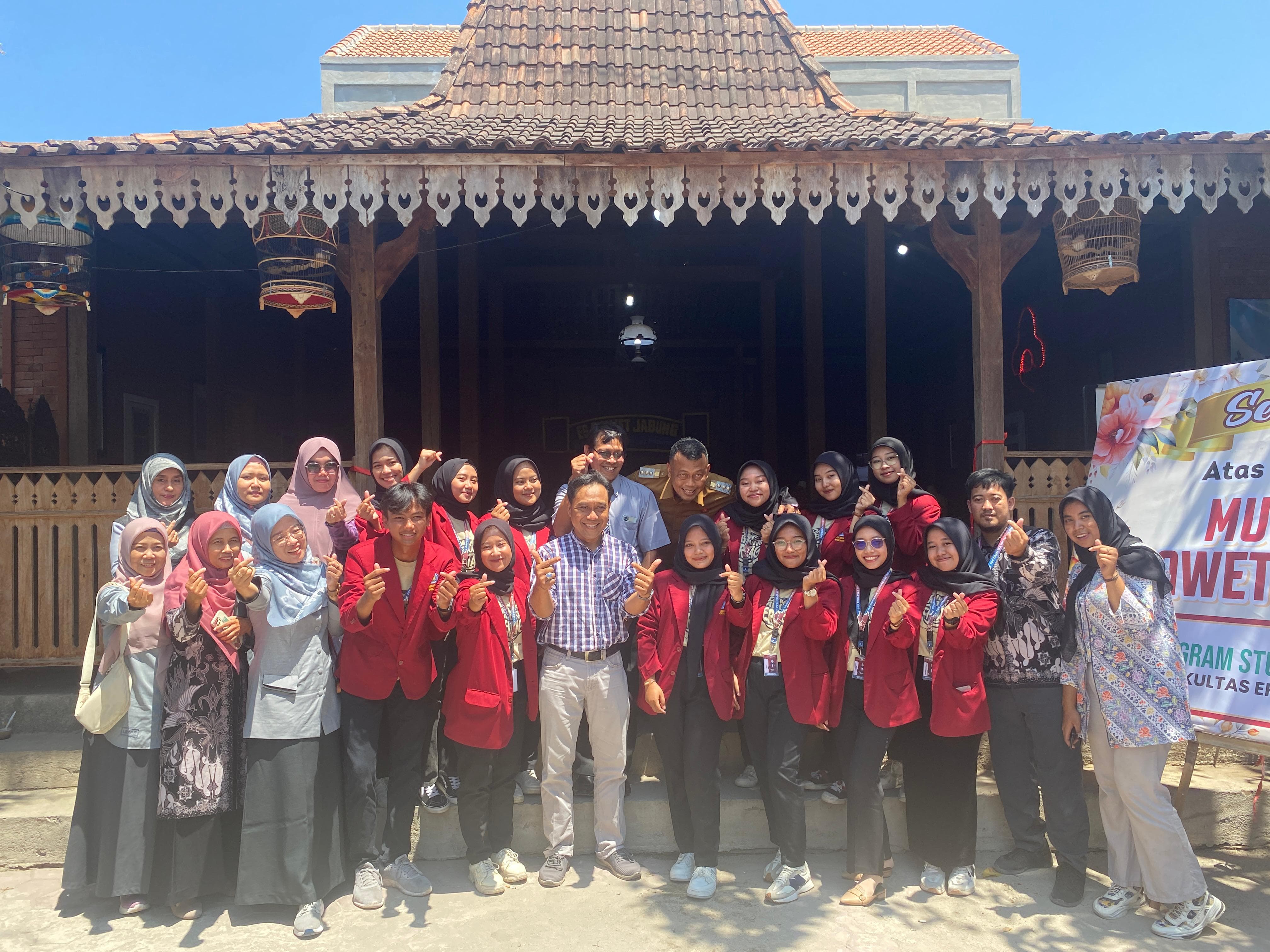 Bupati Ponorogo Sugiri Sancoko atau akrab disapa Kang Giri usai meresmikan Museum Dawet Jabung, inovasi Mahasiswa UMPO Senin (9/9/2024). (UMPO FOR JAWA POS RADAR MADIUN)