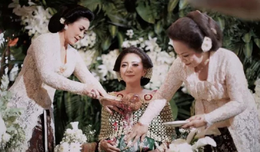 LESTARI: Tradisi mitoni ibu kang ngandhut sing isih diugemi sabagean masyarakat Jawa. (DOKUMEN/SOLO BALAPAN)