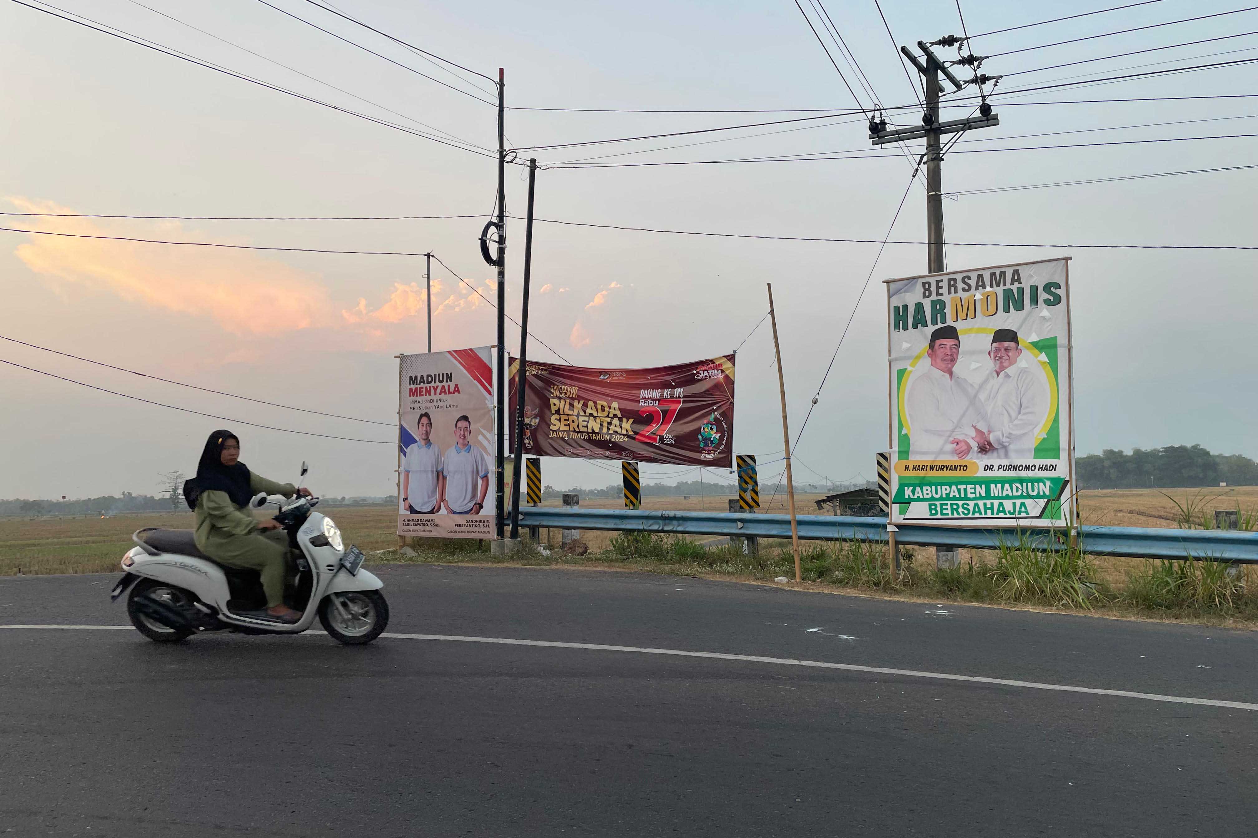 PANTAU: Pemasangan APS semakin marak jelang penetapan bakal calon peserta Pilkada Kabupaten Madiun.&nbsp;(R. BAGUS RAHADI/RADAR MADIUN)
