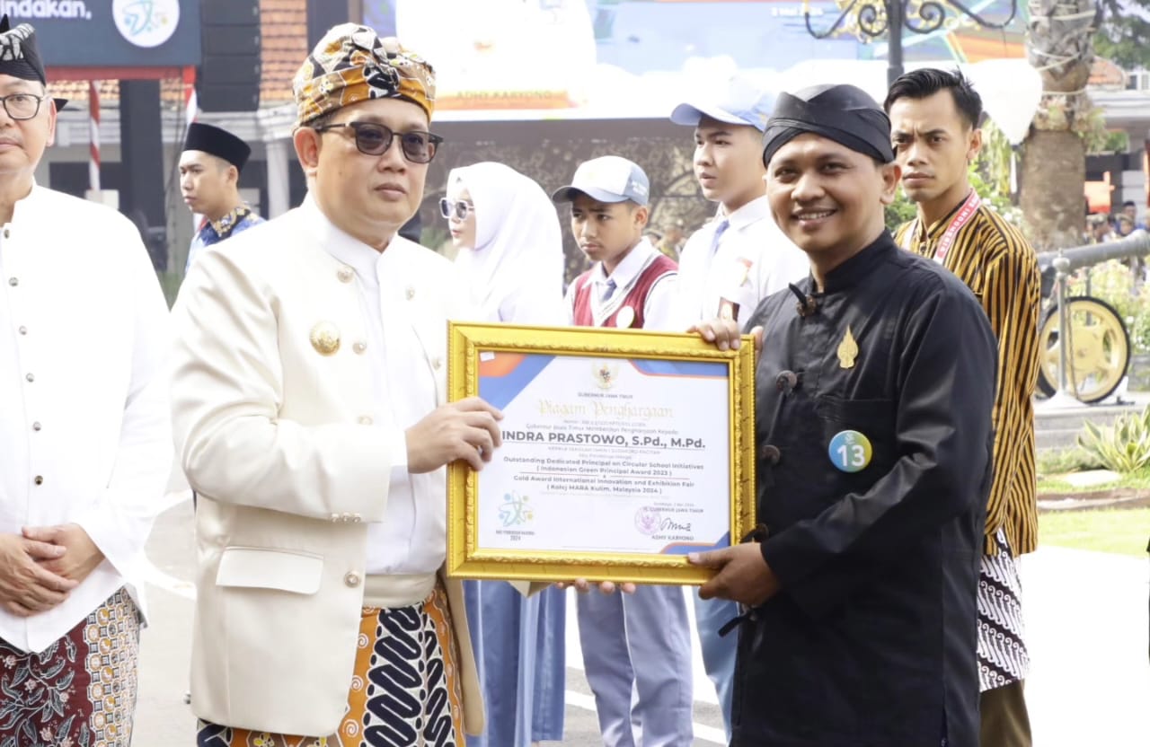 BERPRESTASI: Indra Prastowo bersama Pj Gubernur Jatim Adhy Karyono. (DOKUMEN)