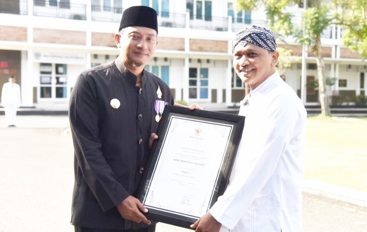 BERPRESTASI: Indra Prastowo bersama Bupati Pacitan Indrata Nur Bayuaji. (DOKUMEN)