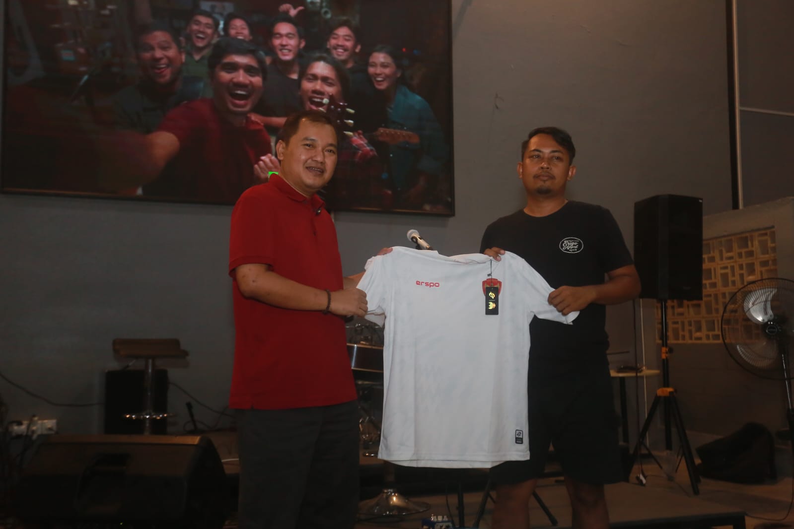 BERHADIAH: Bacawawali Madiun Bagus Rizki Dinarwan menyerahkan hadiah jersey kepada salah satu penonton nobar Indonesia vs Australia, Selasa (10/9).